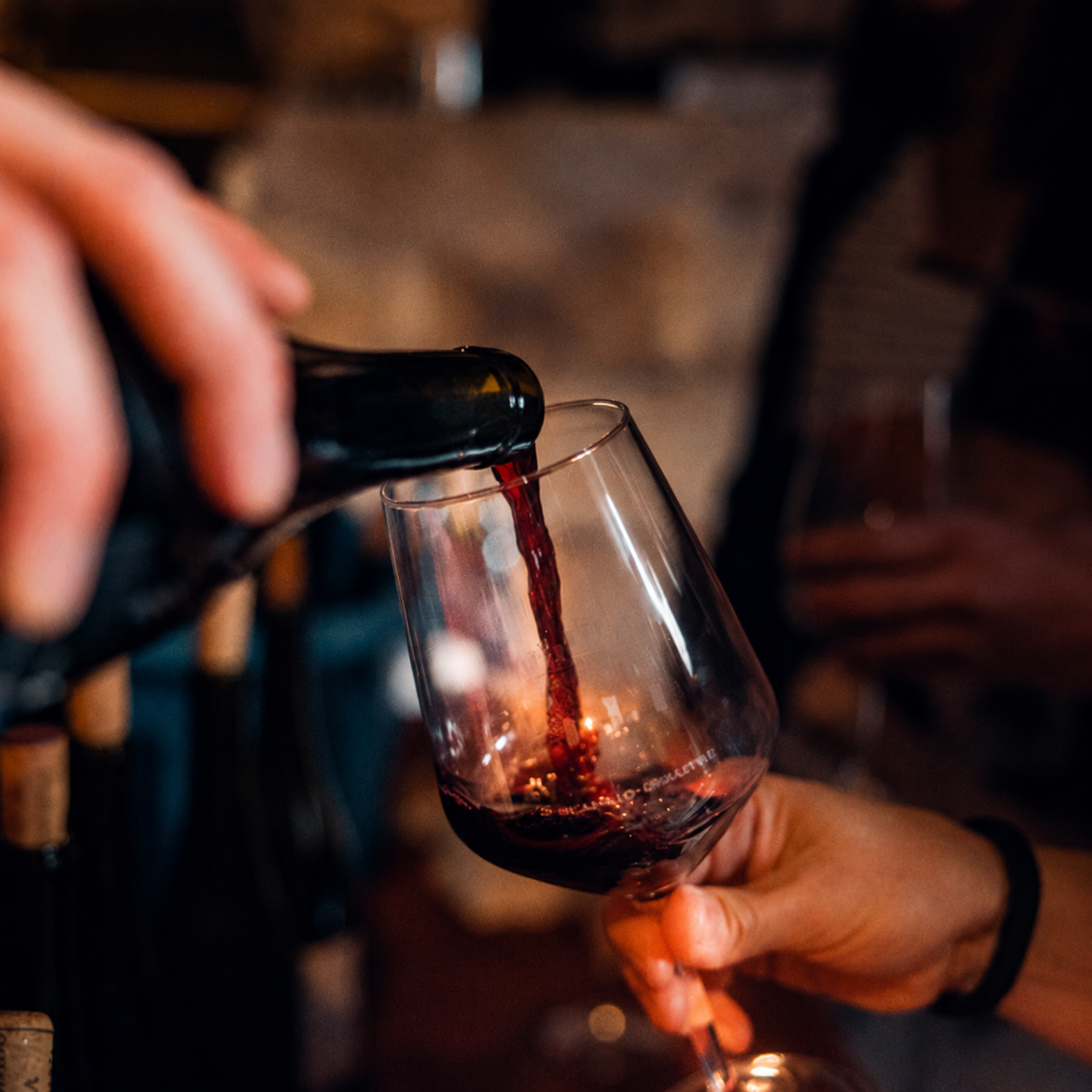Vino tinto sirvi&eacute;ndose en copa de cristal